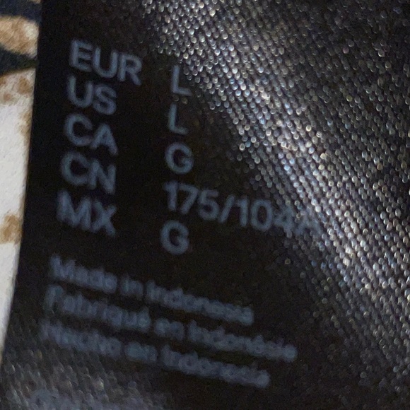 H&M Gorgeous Floral print Button Down Blouse! - Picture 7 of 11